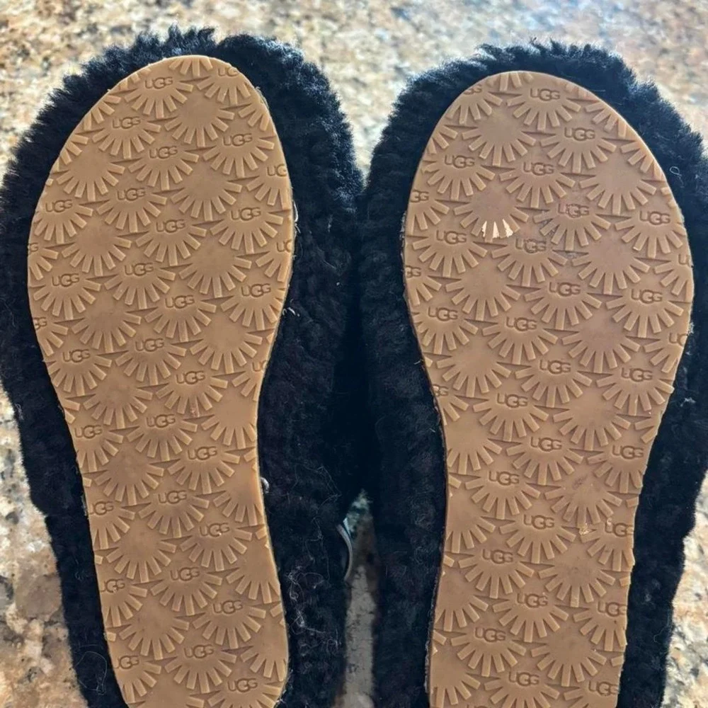 UGG black youth slippers